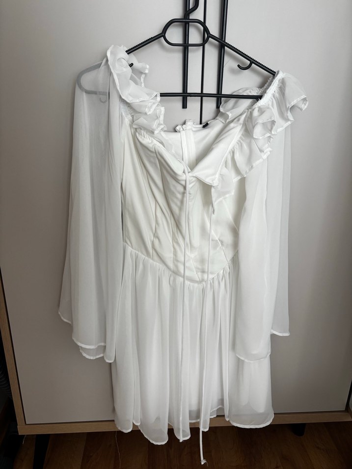 Beyaz şifon mini fırfırlı elbise - Görsel 2