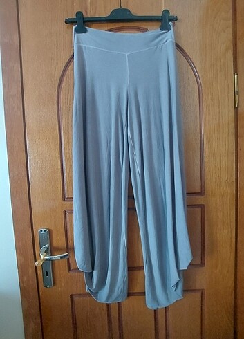Bilek kısmından dökümlü çok şık pantolon 