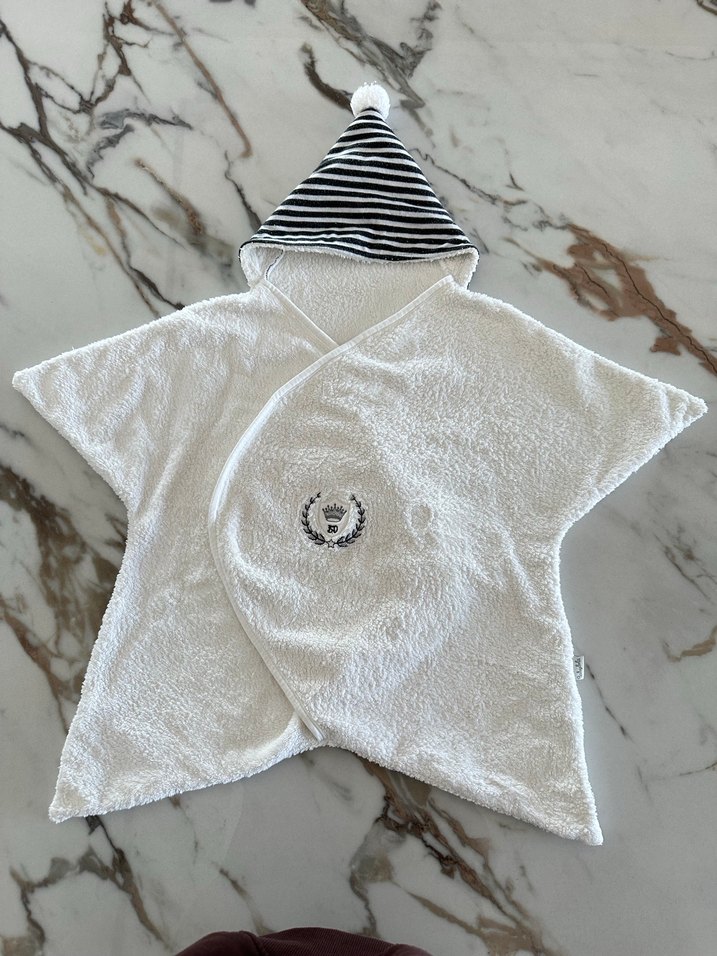 Kapüşonlu Erkek Çocuk Beyaz Nakışlı Bornoz - Görsel 2