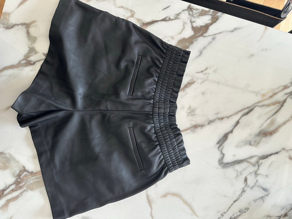 Kemerli Siyah Deri Mini Şort - Görsel 4