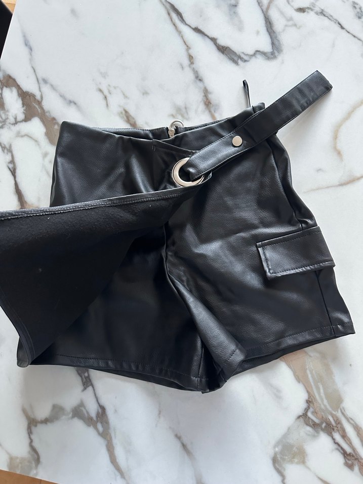 Siyah Deri Mini Şort - Görsel 3