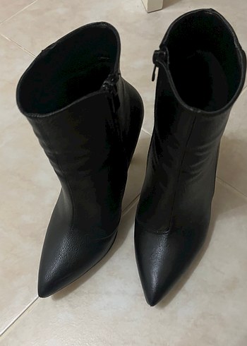 Siyah Deri İnce Topuklu Fermuarlı Bot - Görsel 4