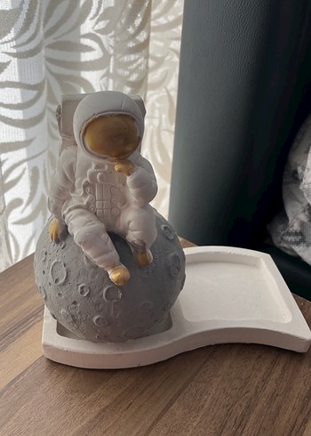 Ayda Oturan Astronot Biblo