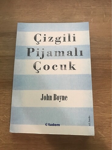 Çizgili pijamalı çocuk