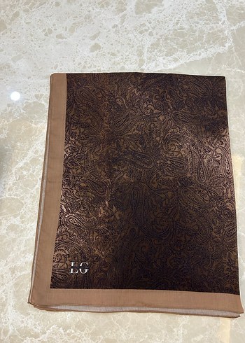 Kahverengi Desenli Şal - Görsel 2