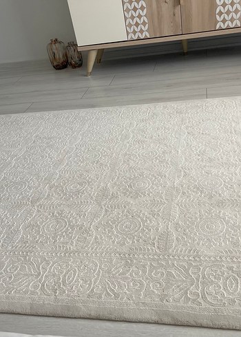 Modern Klasik İşlemeli Beyaz Halı