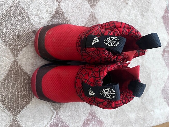 Adidas örümcek adam bot