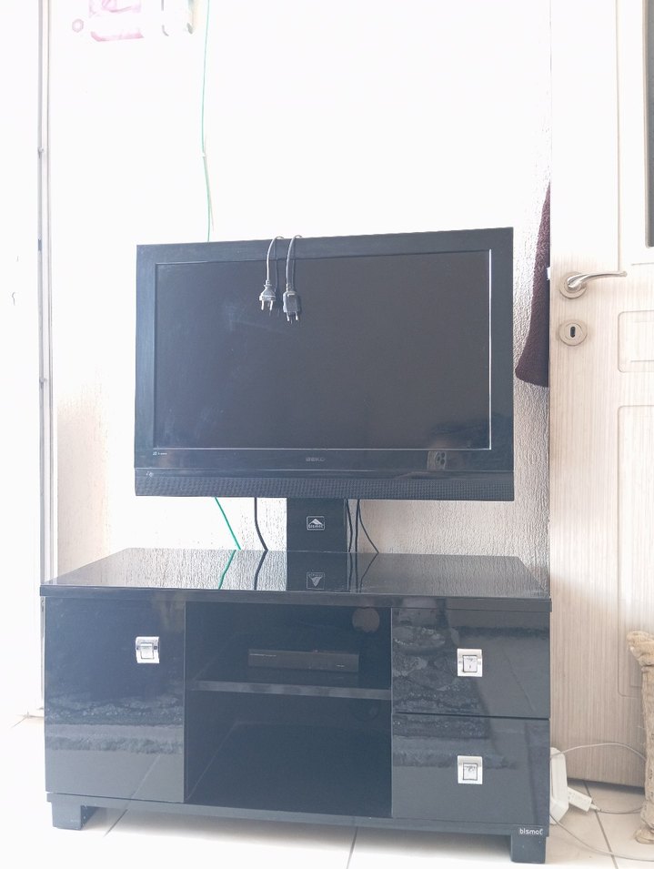 siyah ünite ve televizyon - Görsel 2