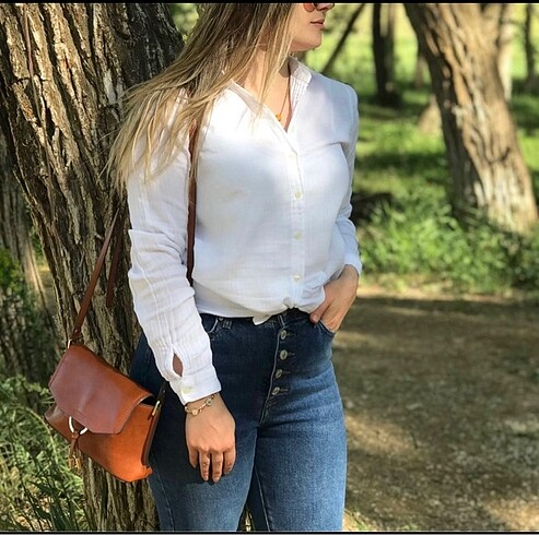 Mavi marka beyaz gömlek