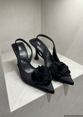 Zara Zarif Siyah Cicekli Slingback Topuklu Ayakkabi