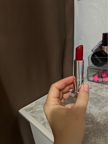 Maybelline 547 pleasure me red