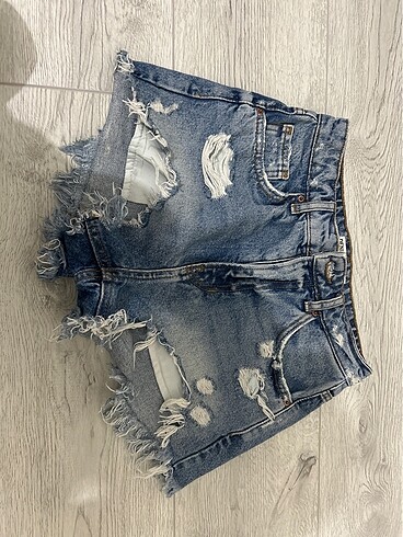 bershka yırtık kot şort