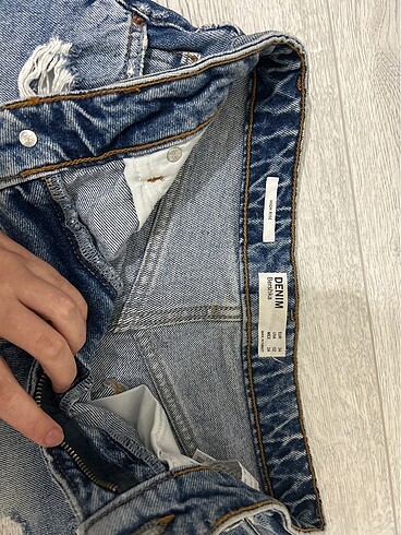 xs Beden lacivert Renk bershka yırtık kot şort