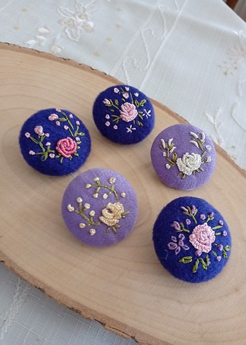 Nakışlı Mor Düğmeli Broşlar - Görsel 2