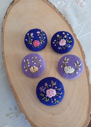 Nakışlı Mor Düğmeli Broşlar - Görsel 3