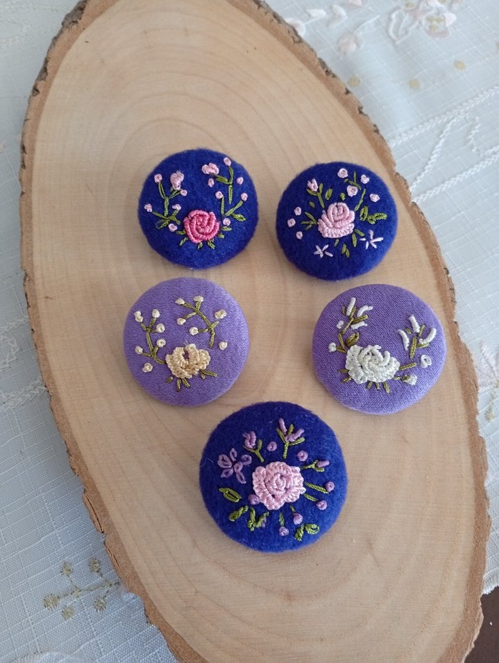 Nakışlı Mor Düğmeli Broşlar - Görsel 3