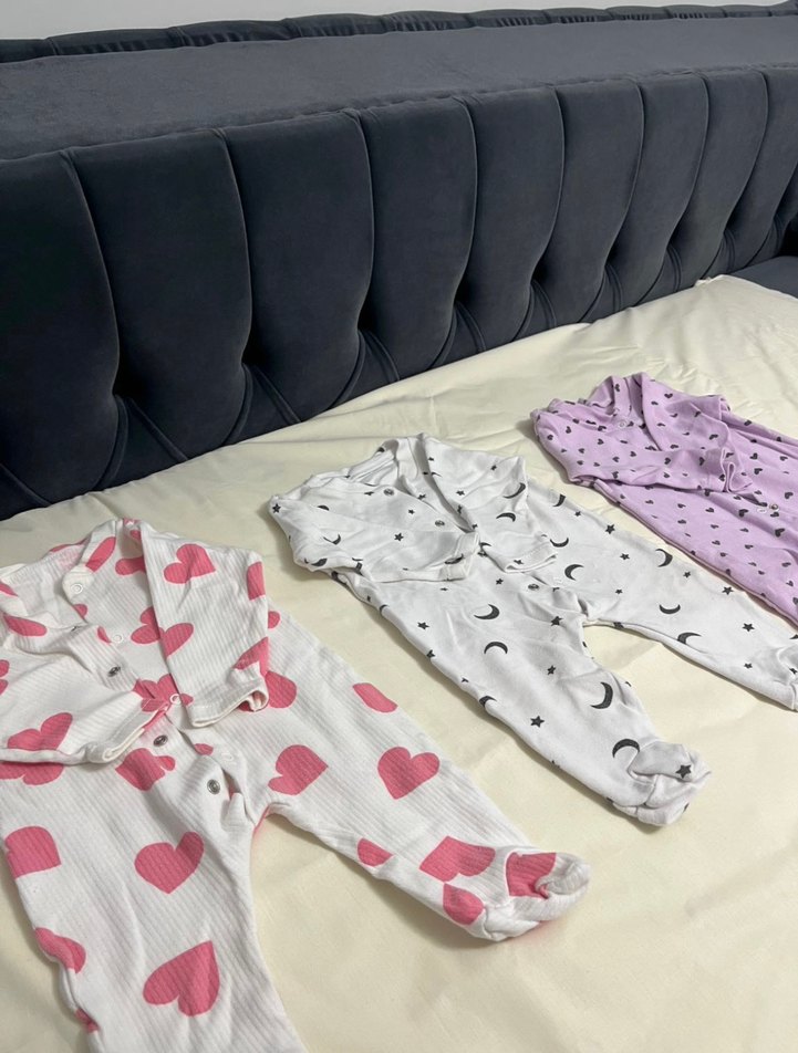 Düğmeli Beyaz Ay Yıldız Desenli Bebek Tulumu - Görsel 2