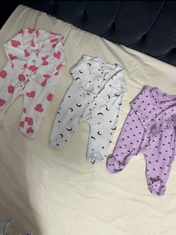 Düğmeli Beyaz Ay Yıldız Desenli Bebek Tulumu - Görsel 3