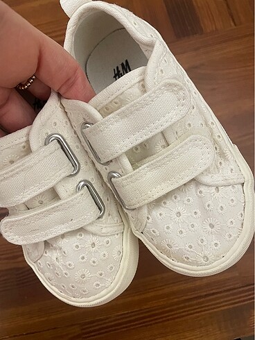 24 Beden beyaz Renk H&M spor ayakkabı