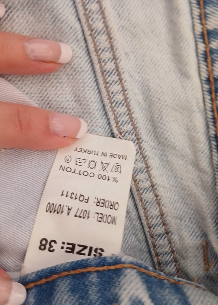 Yırtık kot pantolon - Görsel 2