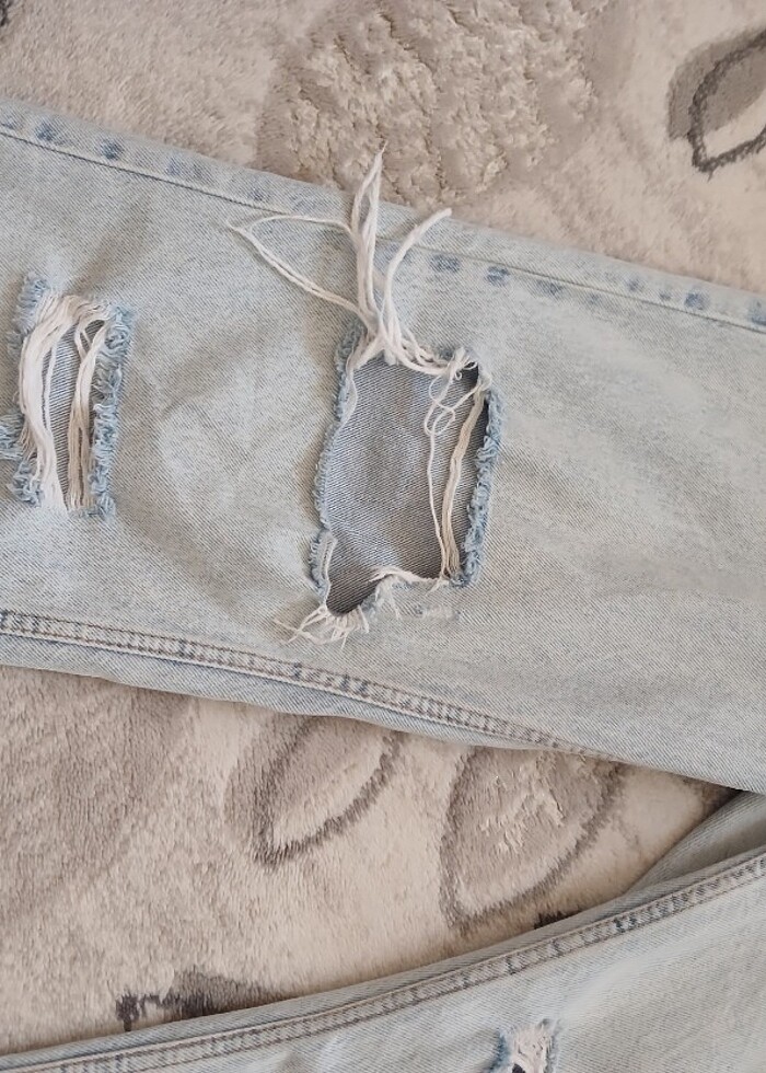 Yırtık kot pantolon - Görsel 4