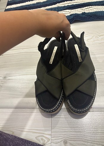 Kemerli Yeşil Dolgu Topuklu Kadın Sandalet