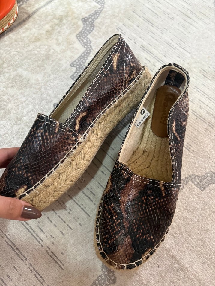 Şıklık ve Rahatlık: Yılan Desenli Slip-On Ayakkabı — görsel 2/6