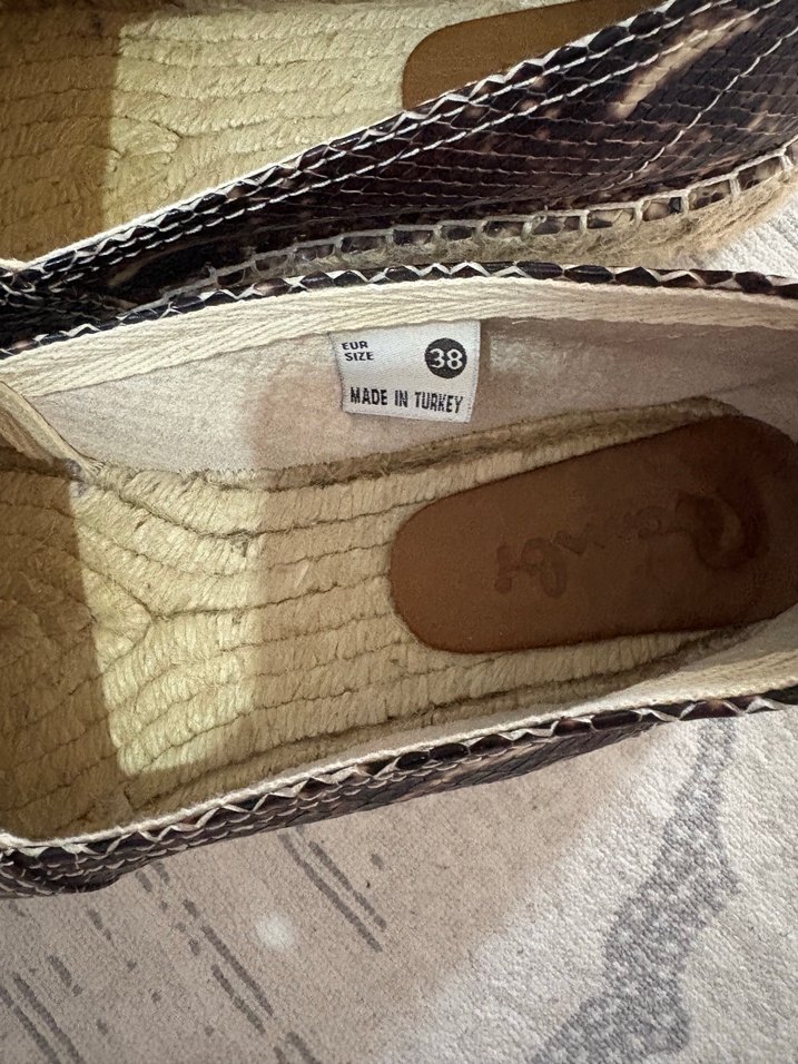 Şıklık ve Rahatlık: Yılan Desenli Slip-On Ayakkabı — görsel 4/6