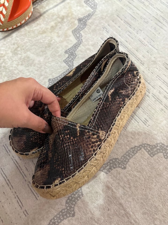Şıklık ve Rahatlık: Yılan Desenli Slip-On Ayakkabı — görsel 3/6