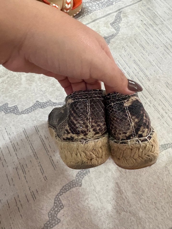 Şıklık ve Rahatlık: Yılan Desenli Slip-On Ayakkabı — görsel 5/6