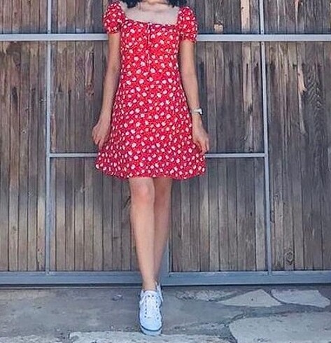 Çiçekli kırmızı elbise