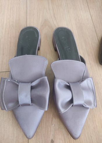 Gri Fiyonklu Kadın Topuklu Terlik