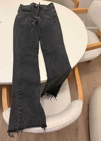 Siyah Yırtmaçlı Midi Kot Pantolon - Görsel 2