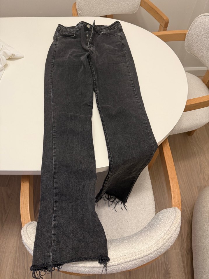 Siyah Yırtmaçlı Midi Kot Pantolon - Görsel 3