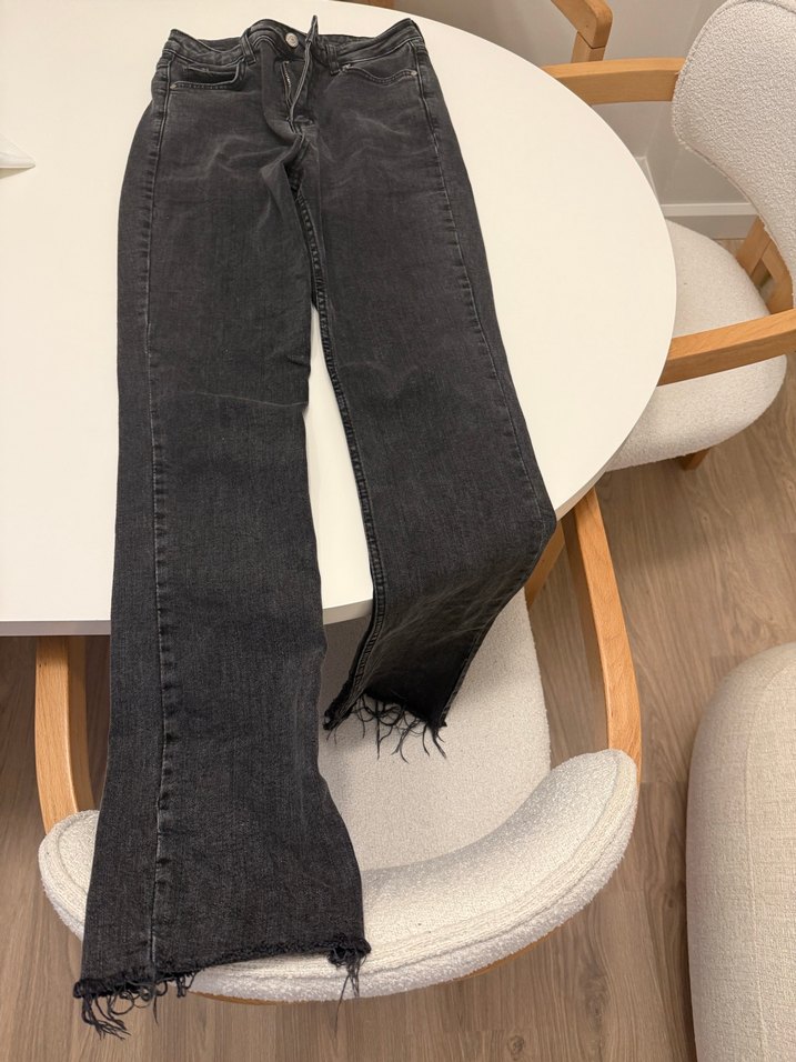 Siyah Yırtmaçlı Midi Kot Pantolon - Görsel 2