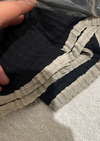 Siyah kenarları bej eşarp - Görsel 2