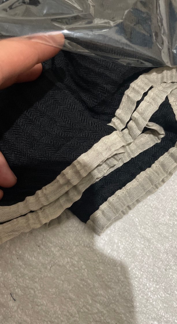 Siyah kenarları bej eşarp - Görsel 2