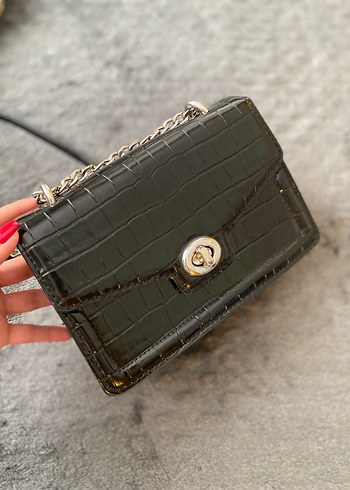 Stradivarius Zincir Detaylı Siyah Yılan Desenli Deri Çanta