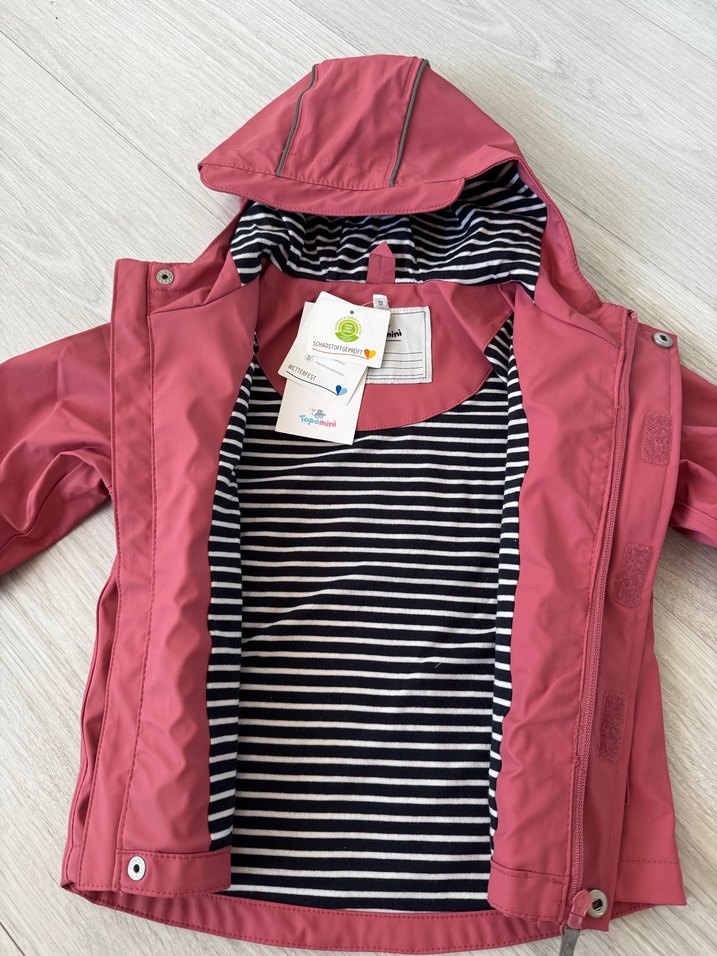 Kız Çocuk Kapüşonlu Koyu Pembe Yağmurluk - Görsel 2