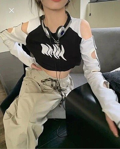 Y2K Delikli Uzun Kollu Crop Bluz
