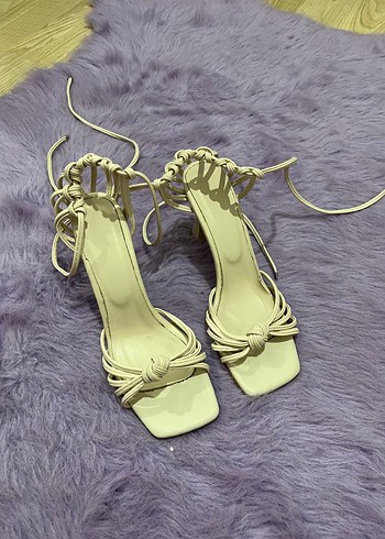 Sarı Bağcıklı Stiletto Kadın Sandalet