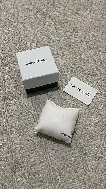 Lacoste saat kutusu