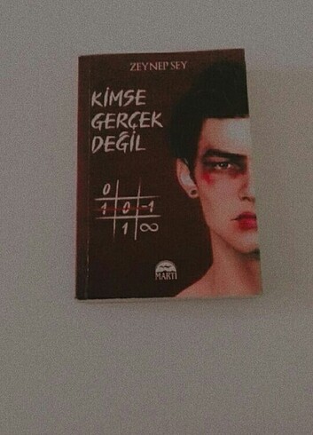 Kimse gerçek değil