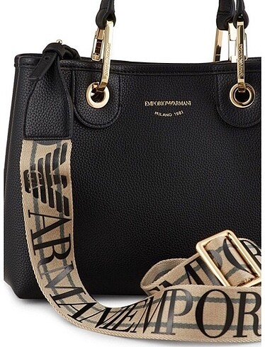 Emporio Armani canta