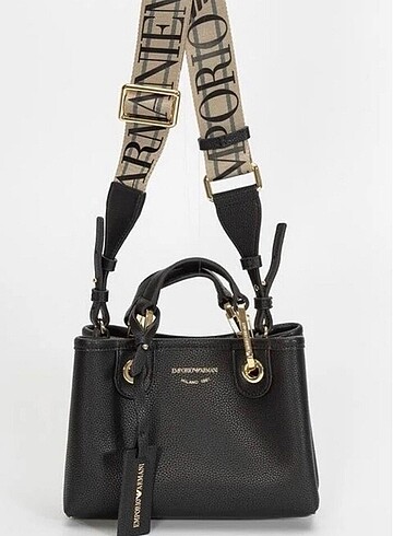 Emporio Armani canta