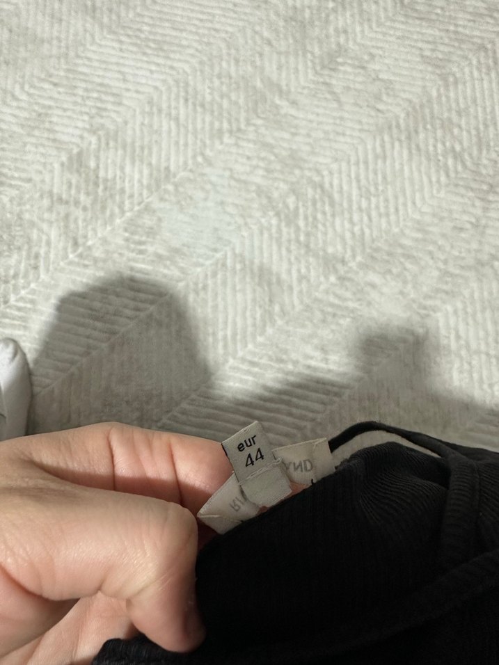 Siyah V Yakalı İnce Askılı Mini Atlet - Görsel 2