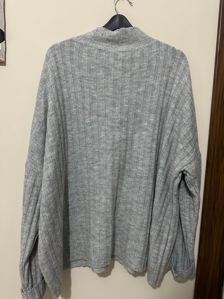 Gri Düğmeli Yüksek Yakalı Kadın Triko - Görsel 3