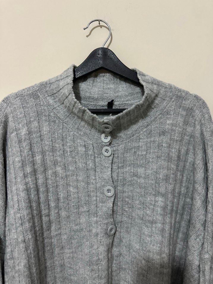 Gri Düğmeli Yüksek Yakalı Kadın Triko - Görsel 2