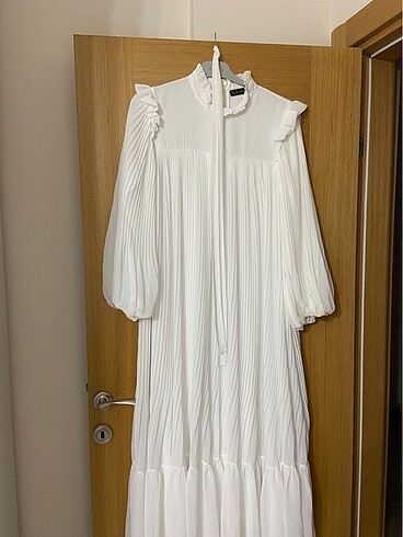 Beyaz pileli elbise