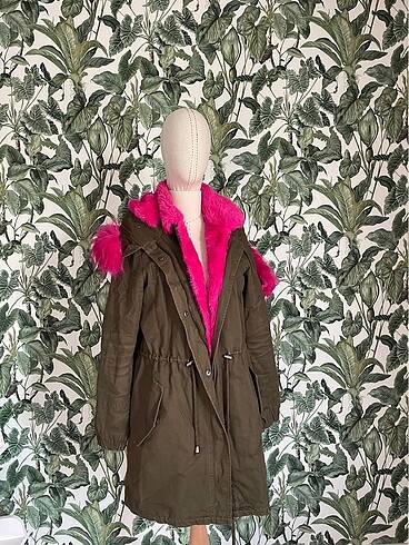 Haki yeşil pembe kürklü parka mont